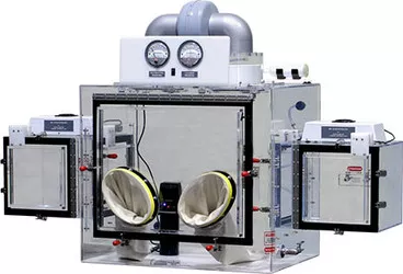 840 PH 10 Powder Handling Isolator, Doppel-HEPA-Filtration, geschlossene Umgebung, Transferkammern, Ionisierung, 88×61×76 cm (Innenmaß)